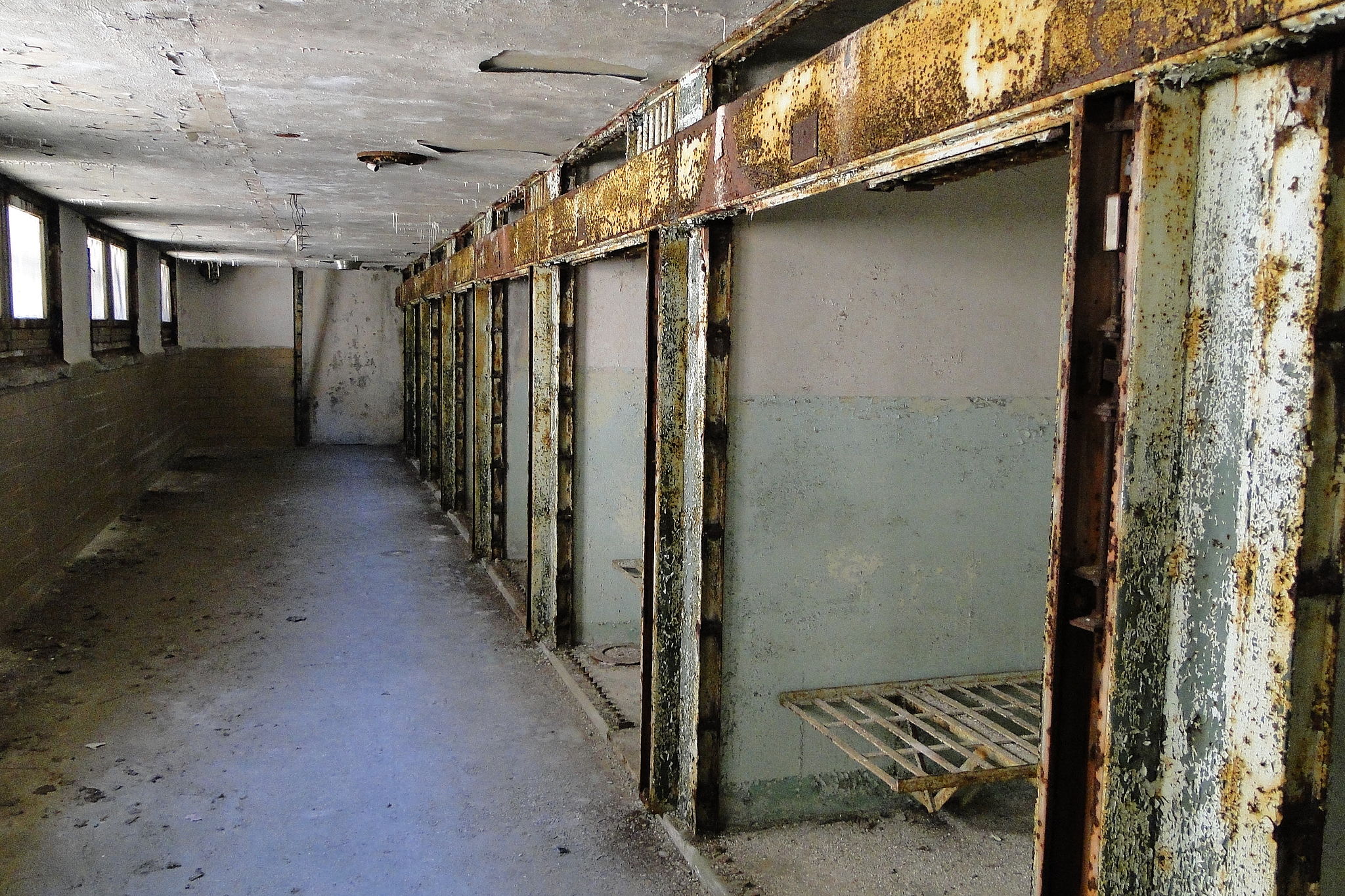 Interior_of_Cellblock_Housing_Death_Row_-_Eastern_State_Penitentiary_-_Philadelphia_-_Pennsylvania