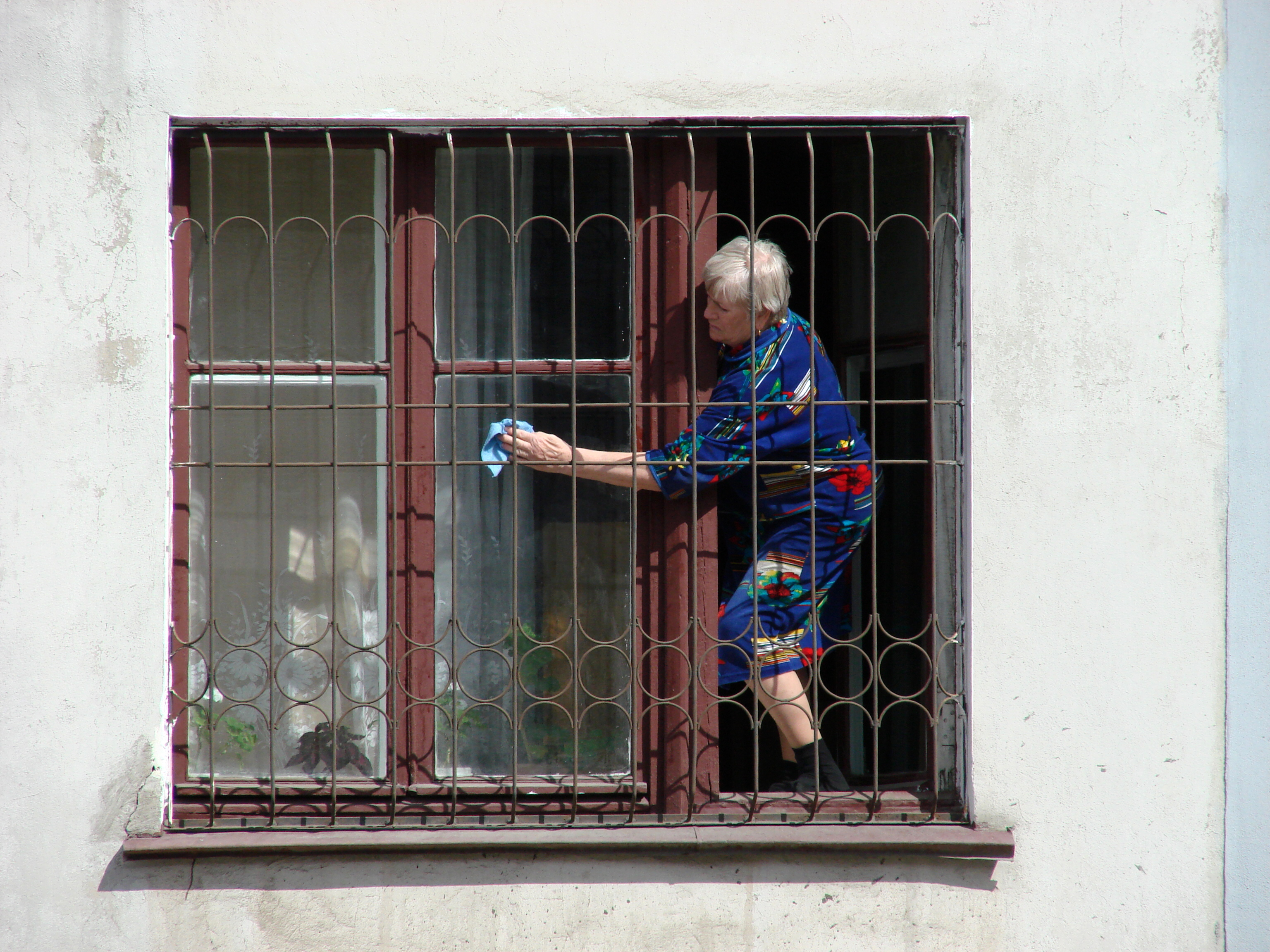 Woman_Cleaning_Windows_-_Omsk_-_Russia