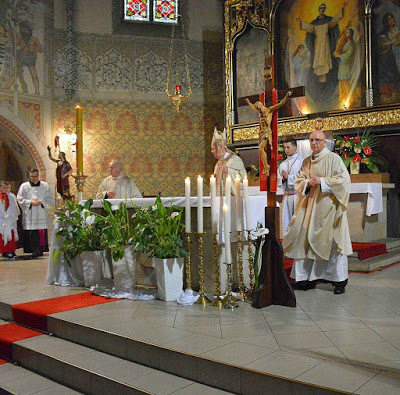 O bispo de Legnice proclama o milagre eucarístico no santuário de São Jacinto.
