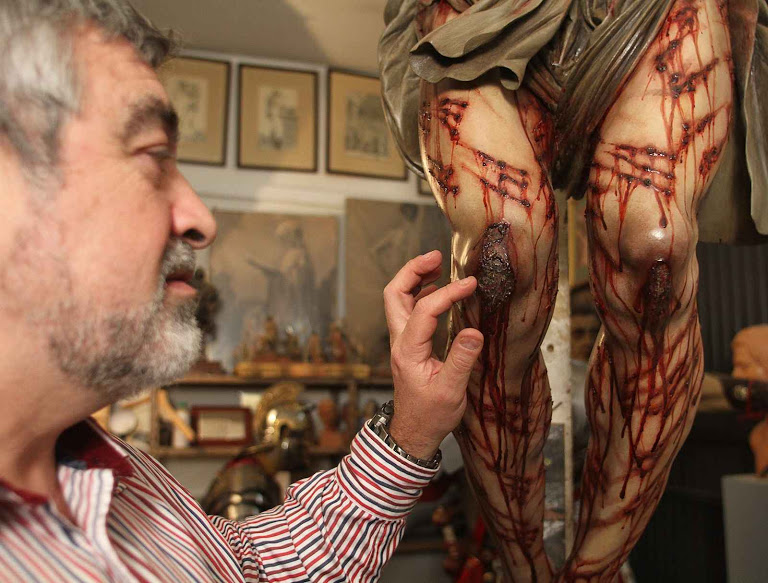 O professor Juan Manuel Miñarro ganhou celebridade criando imagens de Cristo de acordo com o Santo Sudário.