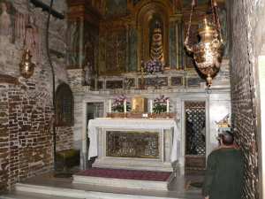 Loreto: a Santa Casa. O altar ocupa o lugar da gruta que ficou em Nazaré