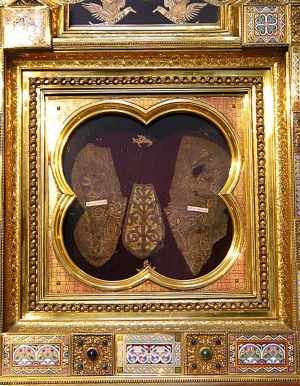 Fragmentos das Sandálias de Cristo, encastoados em sandálias de coroação